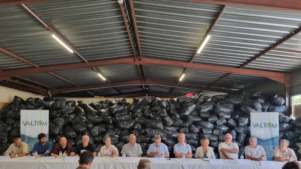 Élus des collectivités en charge de la gestion des déchets sur le territoire du VALTOM / Photo VALTOM