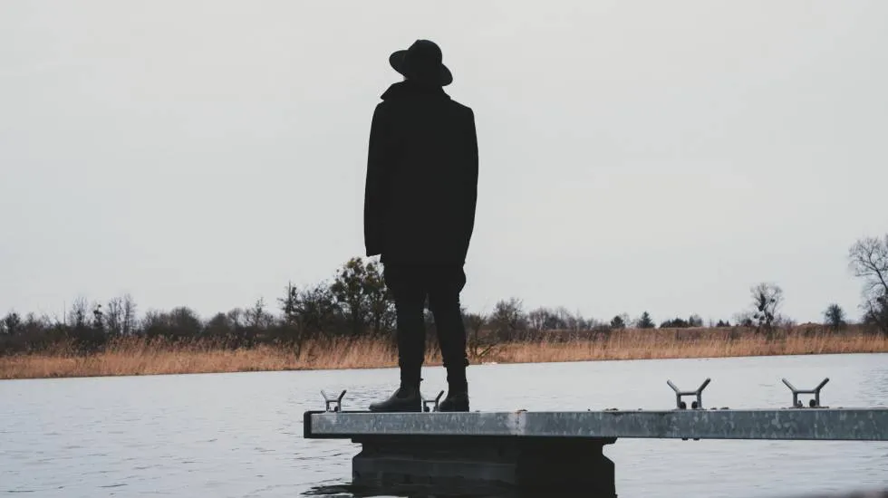 Homme au bout d'un ponton Photo Hubert Nowik Pexels