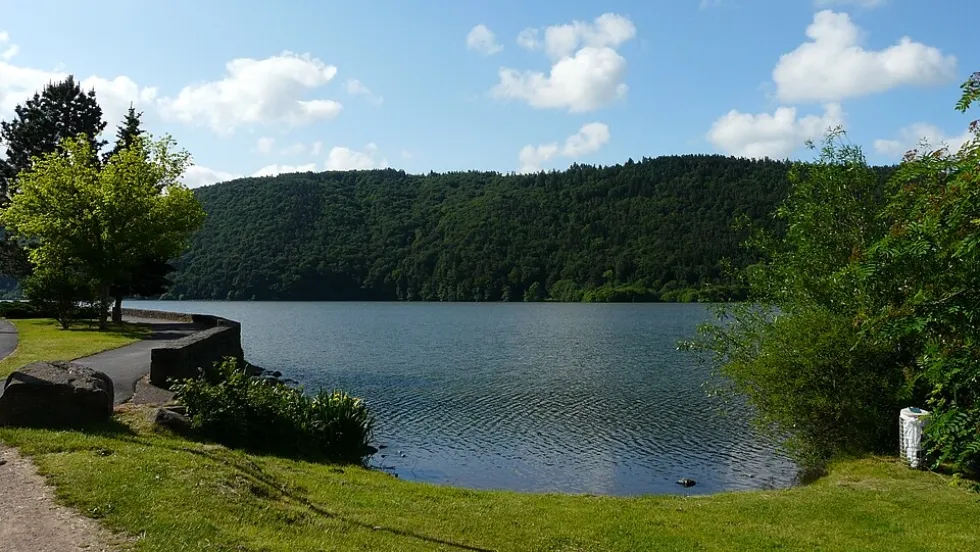 Pavillon Bleu en 2026 pour le Lac Chambon Photo Père Igor Wikimédia CC.0.3