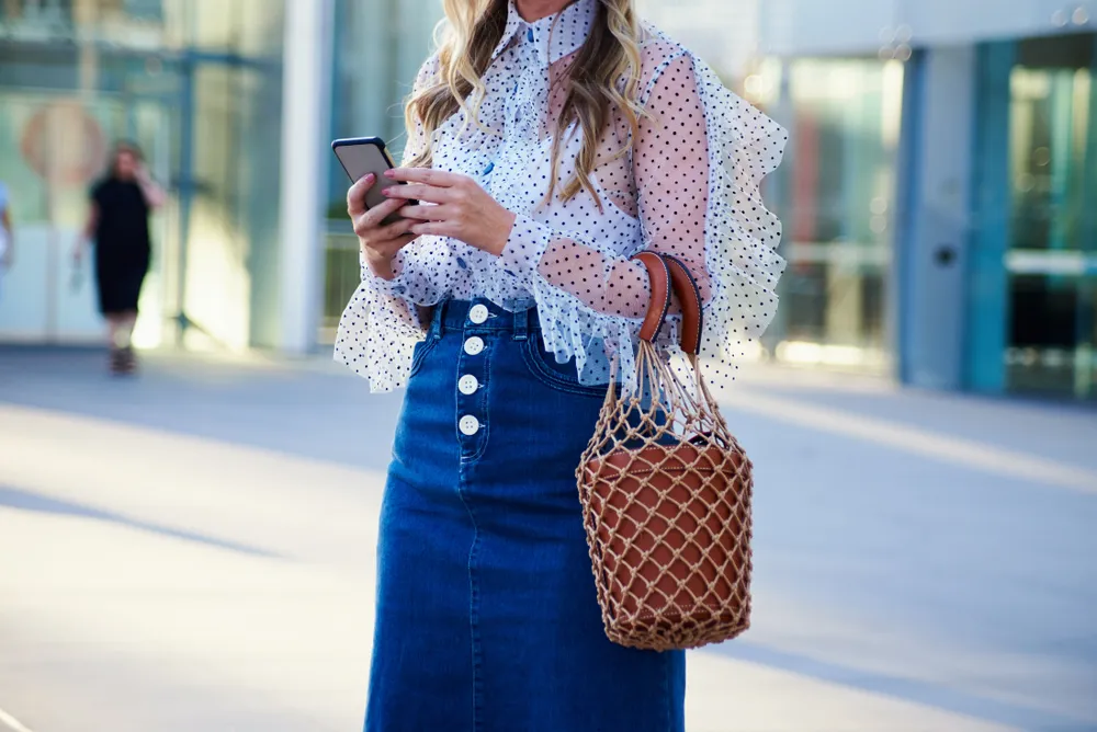 Comment bien porter la jupe en jean longue en 5 looks tendances