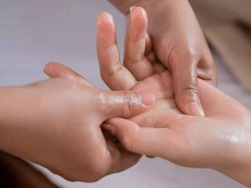 Hand Surgery vs. Hand Therapy: Which is Right for You?
