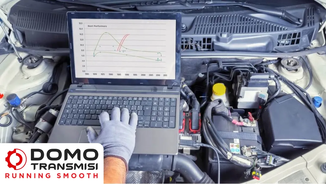 Terminal baterai yang terpasang rapat dan bersih memastikan aliran listrik optimal ke seluruh sistem kelistrikan mobil
