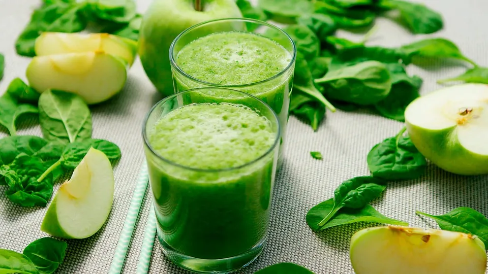 2 green smoothie glasses spinach leaves green apple