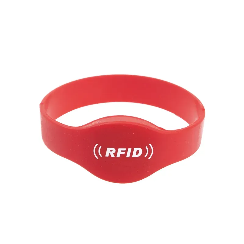 Een Mifare RFID armband in rood, met een wit RFID-symbool en tekst.