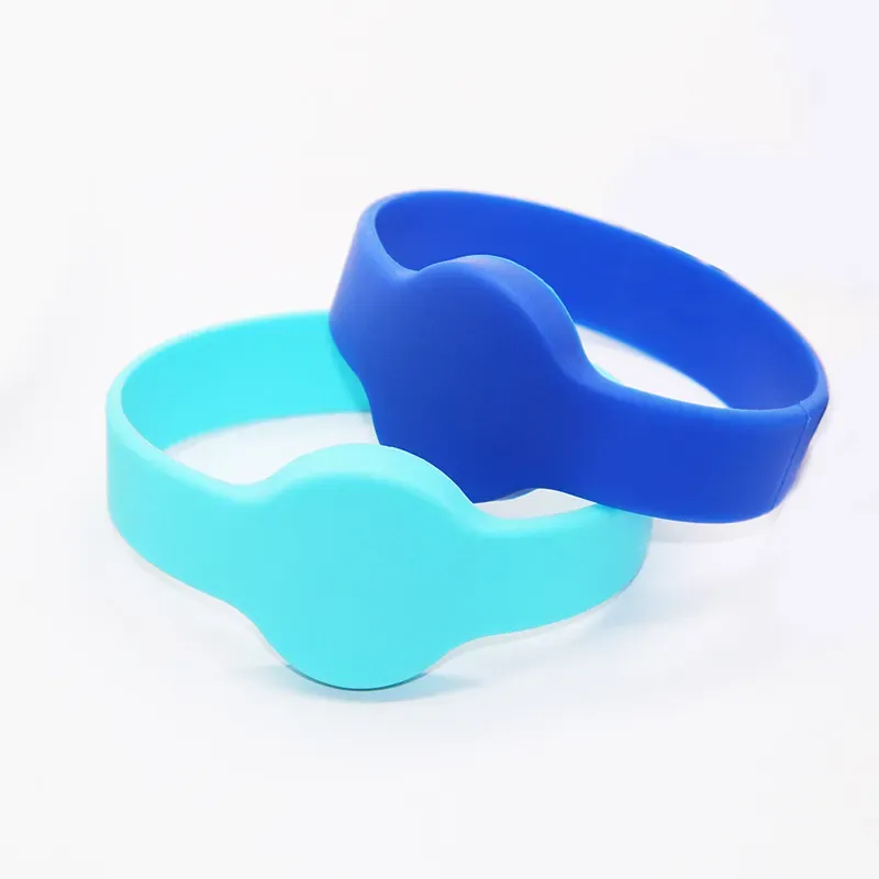 Meji awọn egbaowo RFID, ọkan ni bulu ati ekeji ni bulu fẹẹrẹ, idaamu ti a ṣeto si ọna funfun.