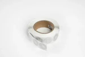 Gulungan stiker RF magnetik 8.2MHz yang dirancang sebagai label perekat transparan dengan pola melingkar pada latar belakang putih untuk fungsionalitas yang ditingkatkan.