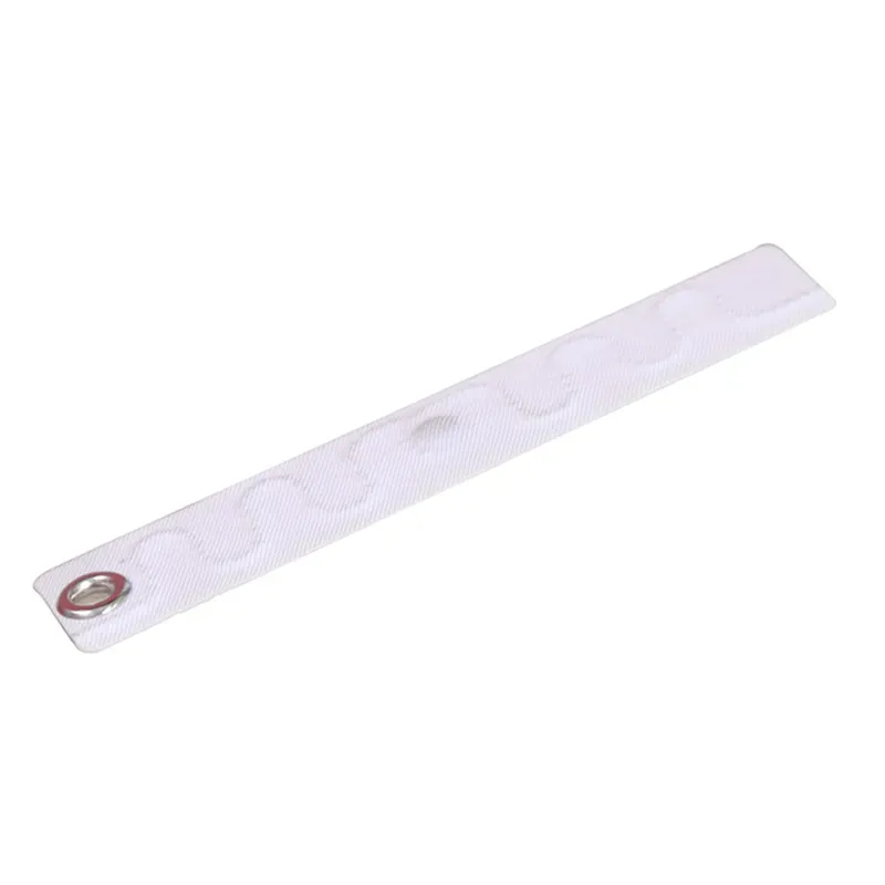 Tag dobi tekstil RFID putih ini termasuk jalur kain dengan kelopak logam pada satu hujung dan mempunyai corak gelombang halus.