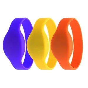 Tiga gelang silikon yang ditampilkan Mifare berdampingan. Dari kiri ke kanan, warnanya biru, kuning, dan oranye - sempurna untuk menambahkan percikan warna pada koleksi Anda.