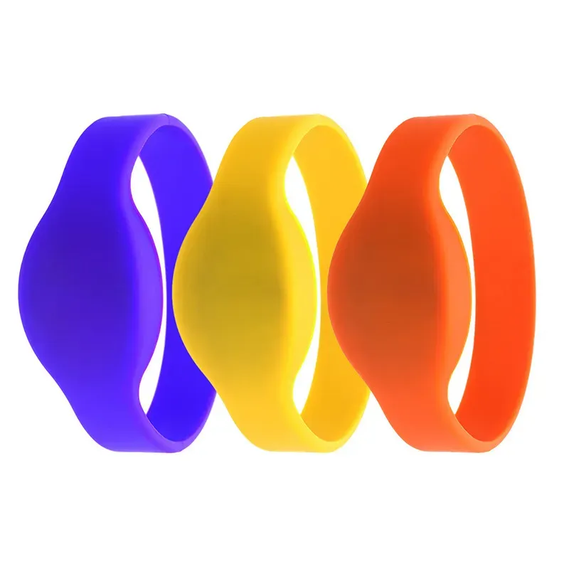Tiga gelang silikon yang ditampilkan Mifare berdampingan. Dari kiri ke kanan, warnanya biru, kuning, dan oranye - sempurna untuk menambahkan percikan warna pada koleksi Anda.