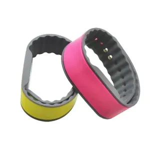 Dua gelang kustom RFID dalam silikon persegi panjang, Satu merah muda dan yang lainnya kuning, diatur dengan sedikit tumpang tindih dan menunjukkan lapisan dalamnya.