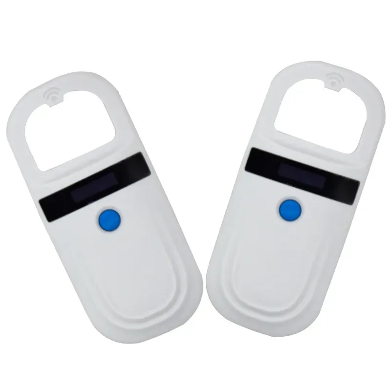 Dua skala bagasi digital portabel putih, Menampilkan tombol biru dan layar tampilan, Memanfaatkan teknologi canggih yang mirip dengan pemindai chip mikro hewan RFID, Memastikan pembacaan yang akurat dan operasi yang mulus.