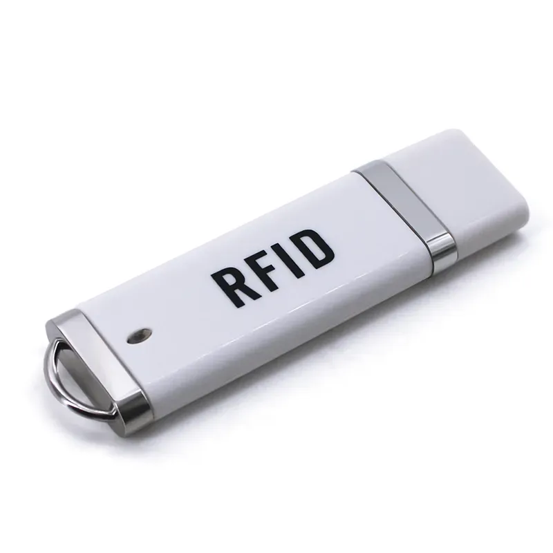 เครื่องอ่าน IC RFID, featuring a sleek white USB dongle with silver accents and "RFID" การติดฉลาก, แสดงอย่างหรูหรากับพื้นหลังสีขาวที่เก่าแก่, เป็นตัวอย่างการออกแบบที่ละเอียดอ่อน.