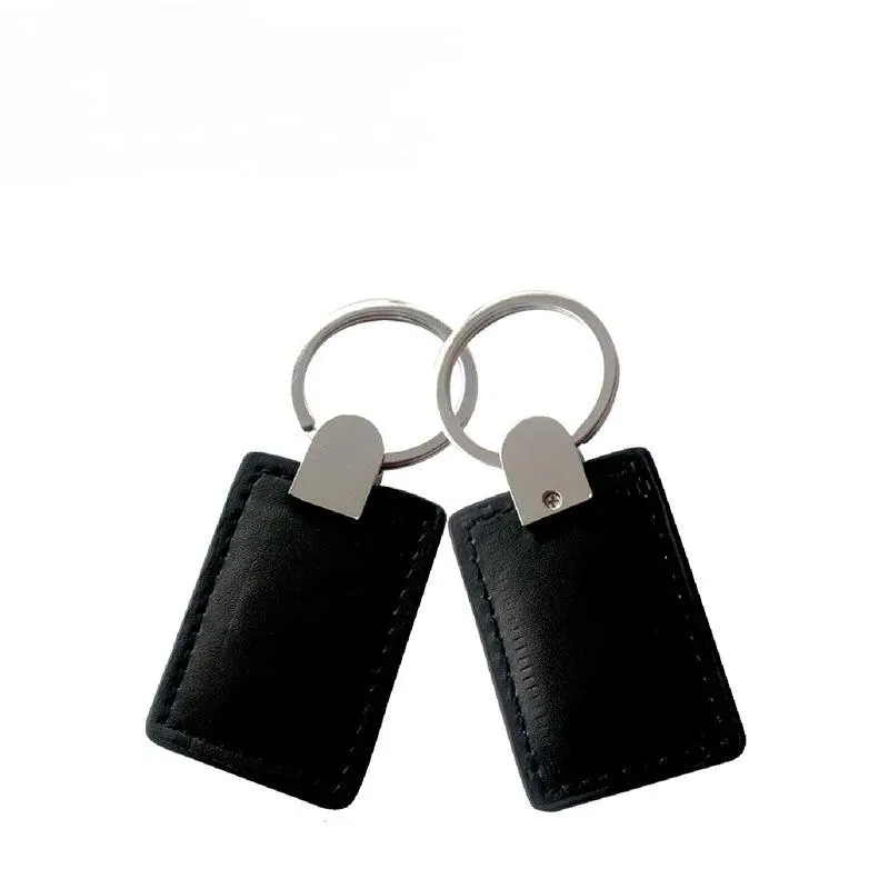 Fob kunci kulit untuk RFID (2) mengatur, Menampilkan dua fob kunci kulit hitam dengan tag persegi panjang yang terpasang pada cincin logam, ditampilkan dengan latar belakang putih polos.