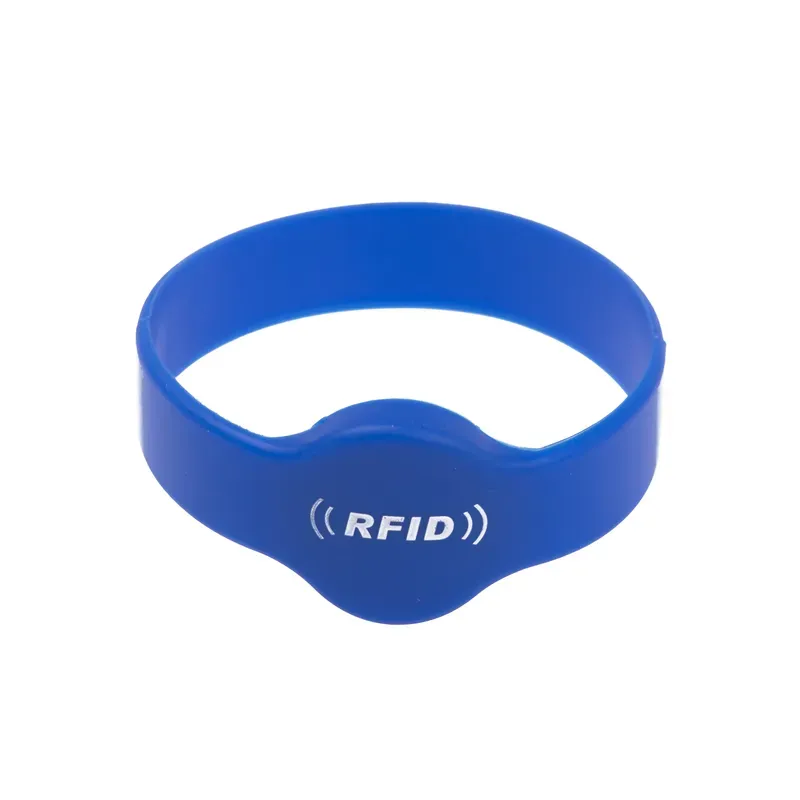 A blue Custom NFC Wristband featuring a round central area displaying the text "RFID" Sammen med et signalikon.
