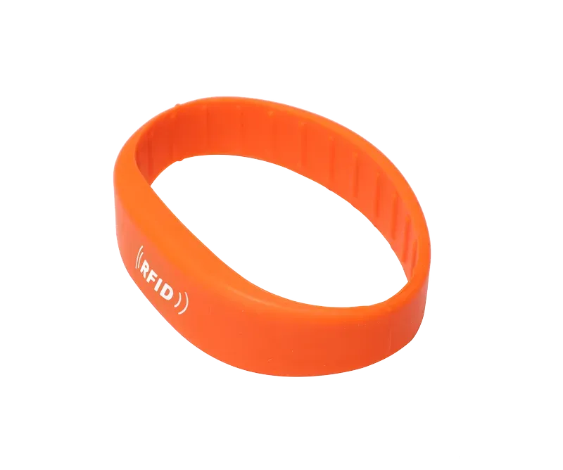 RFID zapestnica po meri, ki prikazuje elegantno oranžno zasnovo z integrirano elektronsko oznako.