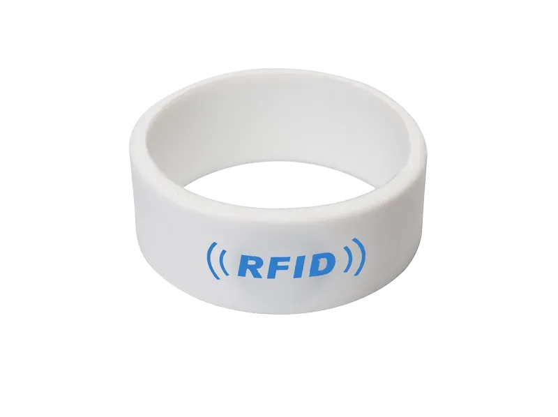 A white RFID wristband featuring blue text reading "Festival RFID Solutions" ar zilu signāla ikonām abās teksta pusēs, Paredzēts, lai uzlabotu festivāla RFID risinājumus.