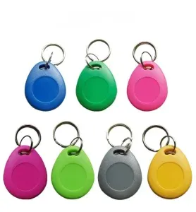 Afbeelding van zeven sleutelhangers van 125 kHz (1) eenheden in diverse kleuren: blauw, groente, roze, paars, lichtgroen, grijs, en geel; gerangschikt in twee rijen. Elke sleutelhanger is druppelvormig en heeft een metalen sleutelhanger.