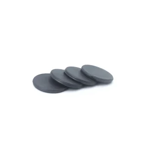 Kvar cirklaj diskoj, similaj al Laundry RFID-etikedoj, estas stakitaj sur blanka fono.