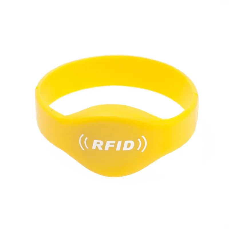 A yellow Mifare Wristband featuring white "RFID" texto y un icono de señal, Hecho de un material similar al caucho en un diseño circular.
