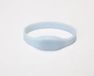 Unha pulseira de silicona azul claro sobre un fondo branco simple, etiquetado como un dos innovadores pulseiros RFID programables.