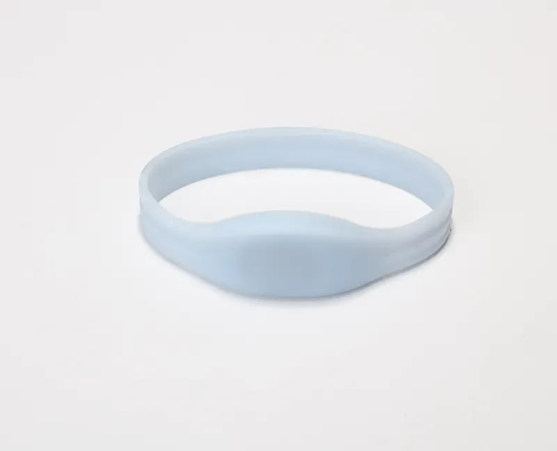 Banna caol silicone gorm éadrom ar chúlra bán simplí, lipéadaithe mar cheann de na Bráisléid RFID In-ríomhchláraithe nuálacha.