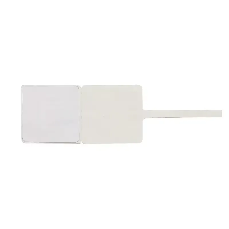 Un fons normal mostra una etiqueta tova de joieria en blanc, amb una forma rectangular i una franja d'extensió flexible.