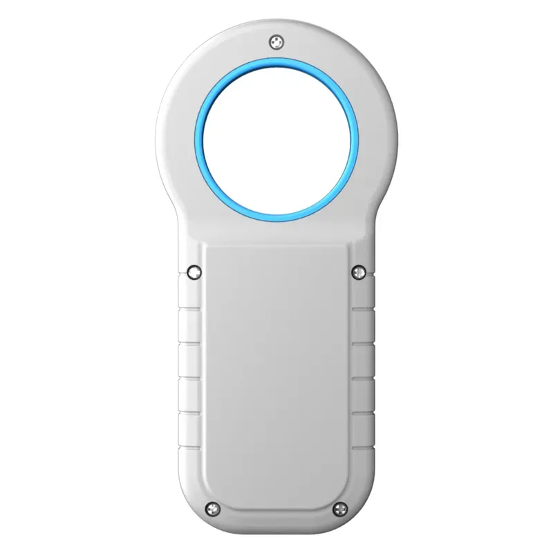RFID ცხოველების სკანერის ახლო, ნაცრისფერი ხელის პლასტიკური მოწყობილობა, რომელშიც წრიული გახსნა ზედა ნაწილშია მორთული ლურჯი რგოლით და რამდენიმე ხრახნით წინა მხარეს.