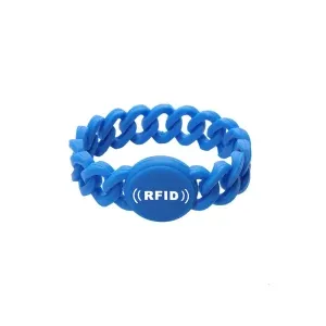 酒店用蓝色 RFID 手环, showcasing a chain-link design and a circular section with "RFID" 以白色文本显示.