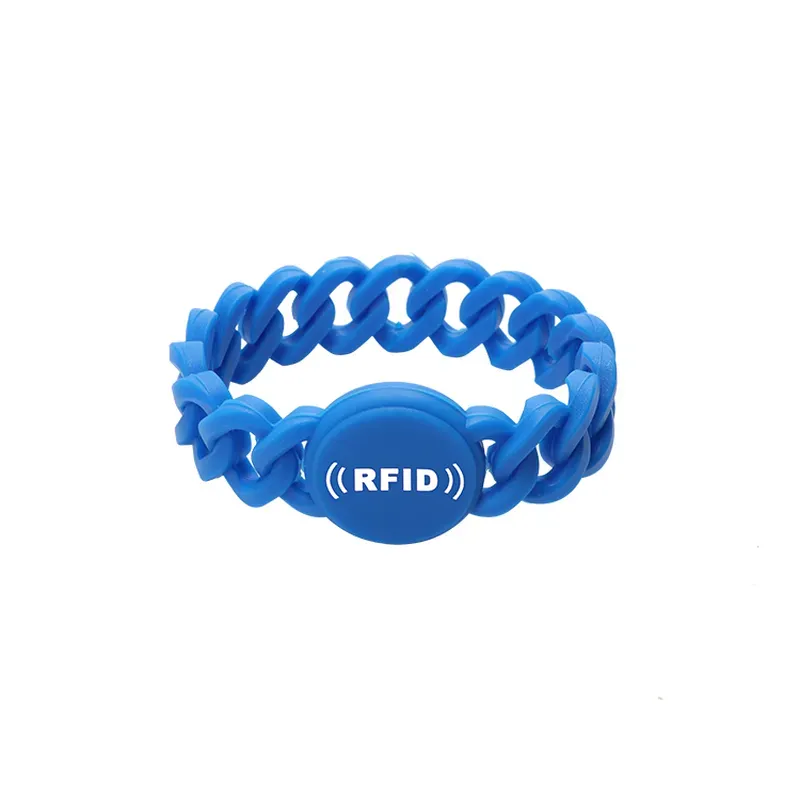 Plava RFID narukvica za hotele, showcasing a chain-link design and a circular section with "RFID" prikazan u bijelom tekstu.