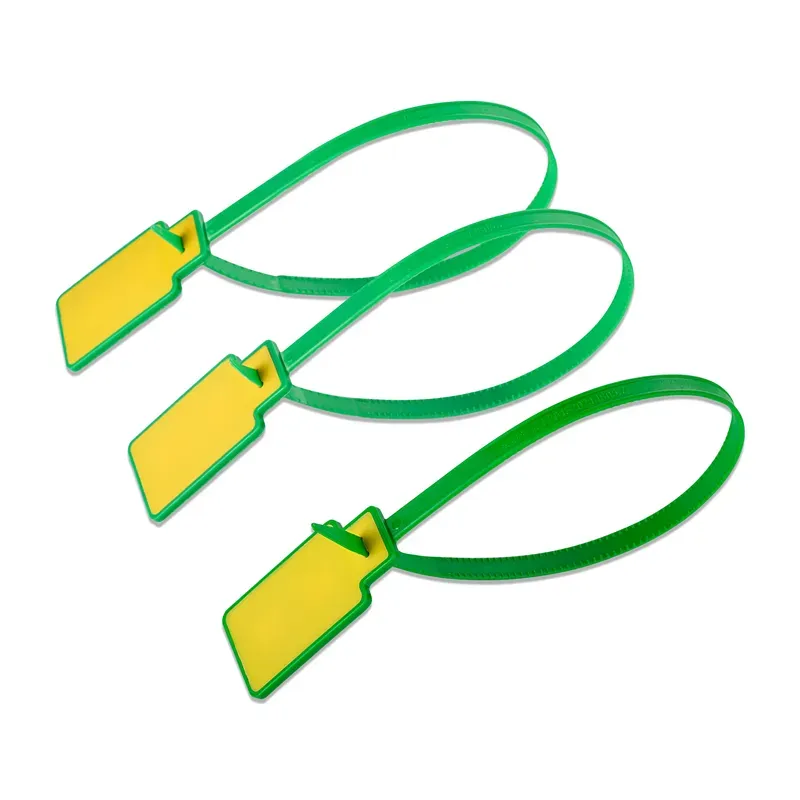 Trì tagaichean càball RFID le extersiors uaine, bileagan buidhe, agus tha strapan atharraichte air an cur air dòigh taobh ri taobh air cùl geal, gach fear a 'nochdadh teicneòlas RFID adhartach airson lorg a' tracadh seam.