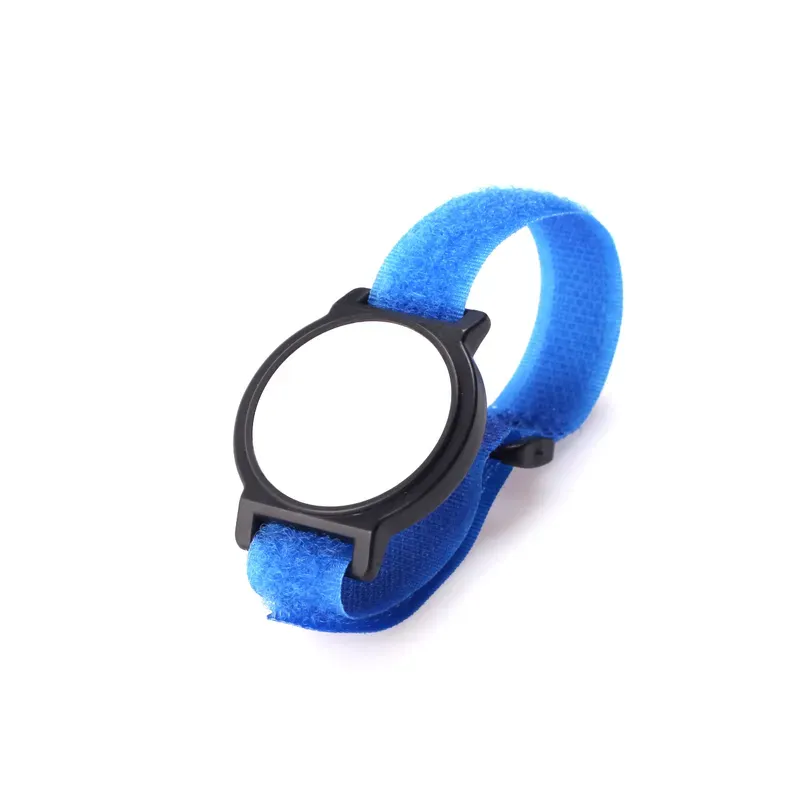 Isang chic relo na may blangkong mukha at isang asul na strap ng tela, Naaalala ang pasadyang wristband na tela ng RFID, Itakda laban sa isang malinis na puting background.