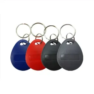 Isang hanay ng limang RFID para sa mga pangunahing fobs (1) sa asul, pula, itim, kulay abo, At madilim na asul, Ang bawat isa ay nilagyan ng isang metal keyring.
