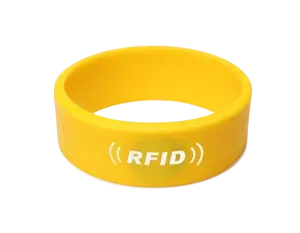 یک مچ بند هتل RFID زرد با نماد سفید RFID و متن چاپ شده روی آن.