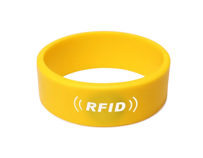 Isang dilaw na RFID Hotel Wristband na nagtatampok ng puting RFID na simbolo at text na naka-print dito.