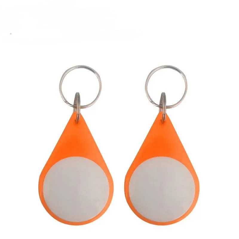 Dalawang RFID key fobs (1) sa isang orange na hugis ng teardrop, Nagtatampok ng mga puting pabilog na sentro at metal key singsing na nakakabit sa tuktok.