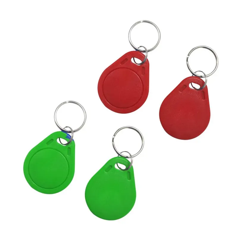 Apat na *rfid key fob programming (1)* mga device, bawat isa ay may nakakabit na key ring, ay nakaayos sa isang puting background. Dalawa sa mga fob ay pula at dalawa ay berde.