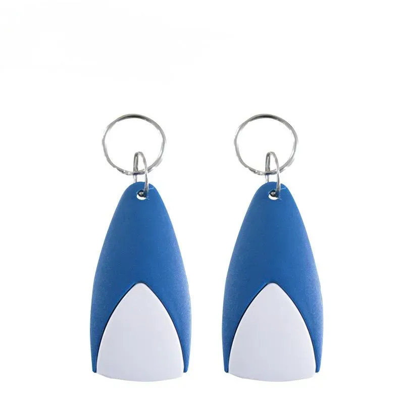 Two RFID keychains named "rfid keychain (1)," निळ्या आणि पांढऱ्या अश्रू-आकाराचा प्लॅस्टिक टॅग असलेले प्रत्येक चांदीच्या चावीच्या अंगठीला जोडलेले आहे.