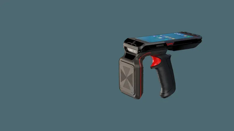 De RS501 RFID-scanner heeft een modern ontwerp met een strak zwart handvat en opvallende rode accenten, moeiteloos verbinding maken met uw smartphone. Dit draagbare apparaat wordt weergegeven tegen een eenvoudige achtergrond, met de nadruk op de geavanceerde functionaliteit en eigentijdse uitstraling.