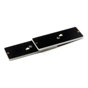 The product "RFID Solutions For Retail" e rua nga waahanga hiko tapawha pango me nga tohu metaltic iti i runga, whakarite i te diagonally, Ka rite ki ona waahanga matua.