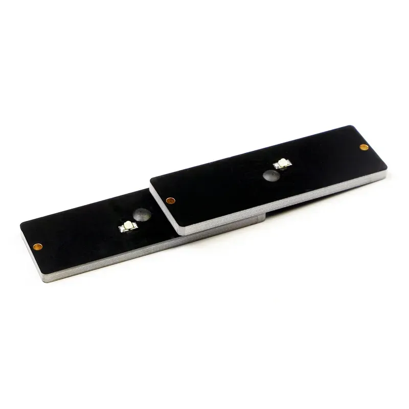 The product "RFID Solutions For Retail" садржи две црне правоугаоне електронске компоненте са малим металним сензорима на врху, распоређених дијагонално, као његове основне елементе.