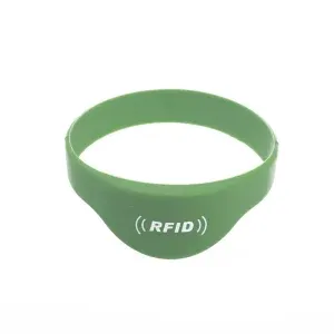 RFID eskumuturreko eskumuturra aurkeztea musika jaialdietan: eskumuturreko berdea mikrotxip integratua duena, adorned with "RFID" Testua eta seinaleen ikonoa aurrealdeko perfektua musika jaialdietan esperientzietarako.