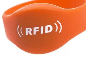 Close-up ng isang orange rfid wristbands para sa mga kaganapan, featuring the text "RFID" na may mga linya ng signal sa magkabilang panig.