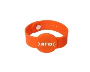 A vibrant orange RFID wristband featuring a circular central section showcasing "RFID" en texto branco, Perfectamente adecuado para solucións de pulseiras RFID.