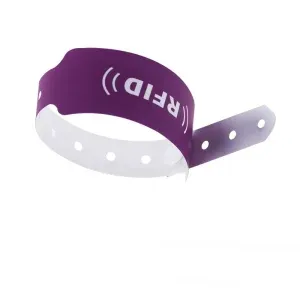 As pulseiras RFID púrpuras e brancas na industria da hostalería presentan unha correa axustable perforada e un símbolo RFID, Ofrecendo unha solución ideal para mellorar as experiencias dos hóspedes.