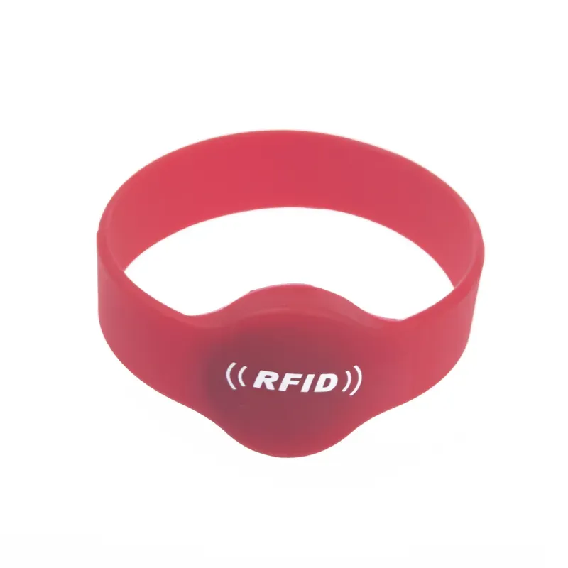 Ang isang RFID event wristband sa pula ay ipinakita, boasting a central tag adorned with the text "RFID" at dalawang mga hubog na linya na sumisimbolo sa pagkakakonekta ng wireless.