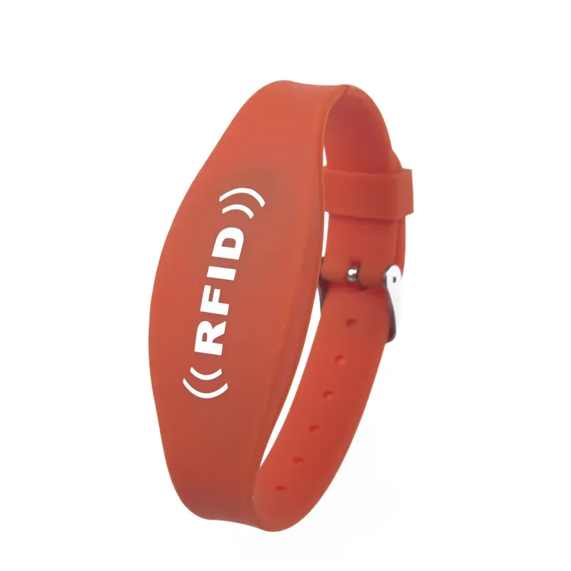 Mafotokozedwe Akatundu: UHF RFID Bristband yomwe ili ndi mtundu wa lalanje, chingwe chosinthika, ndi chilala cha zitsulo. The letters "RFID" amasindikizidwa oyera pamwamba.