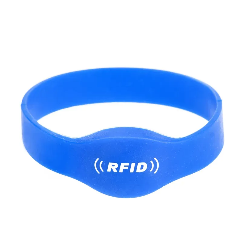 A blue UHF RFID Wristband showcases a white "RFID" Tekst i ikona radio signala s prednje strane.