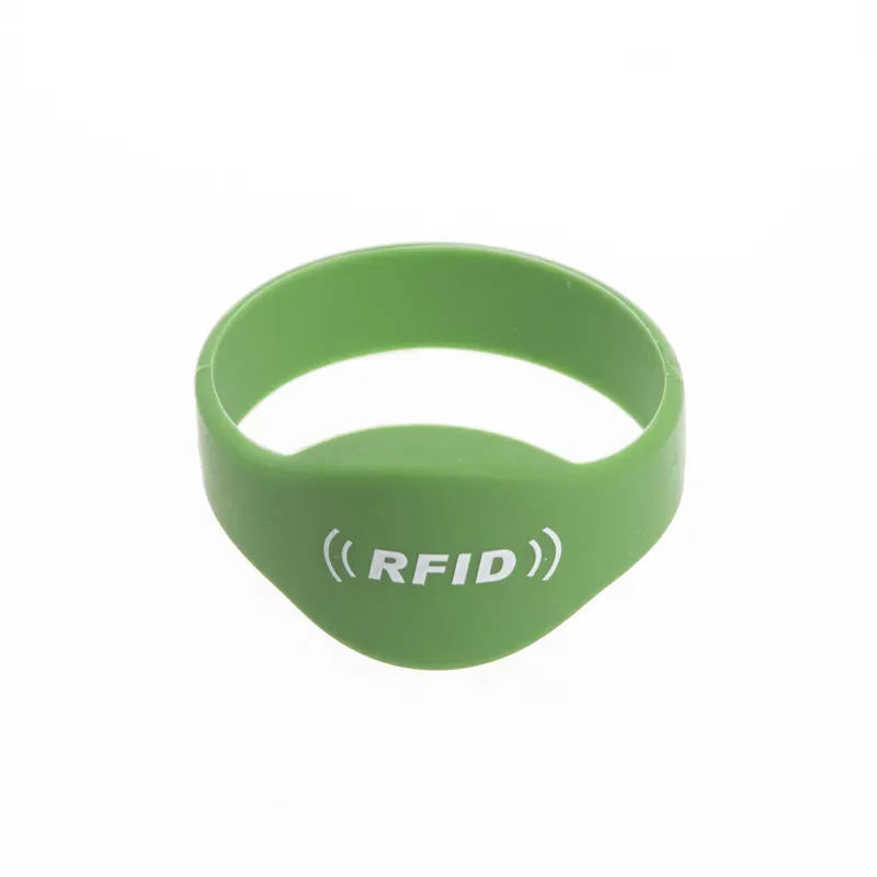 Håndledsbåndets adgangskontrol, featuring a green design with 'RFID' Trykt i hvidt på fronten, tilbyder ubesværet adgangsstyring mod et simpelt hvidt baggrund.