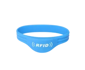 A pulseira para o control de acceso é unha pulseira rfid azul con dúas rañuras horizontais a cada lado, with the letters "RFID" Impreso de xeito destacado en branco na parte dianteira, converténdoo nunha solución ideal para o control de acceso.