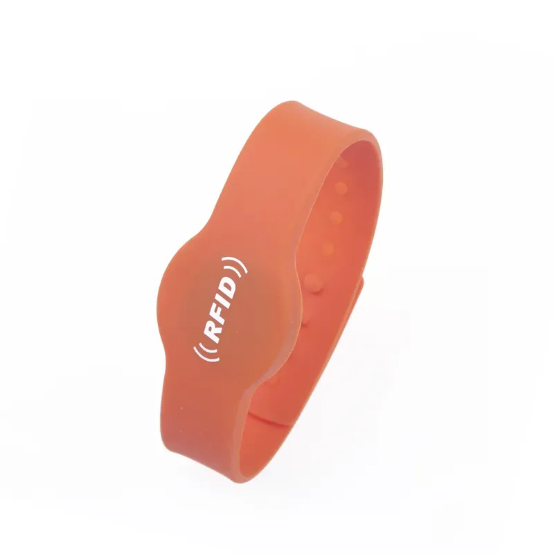 In oranje polsband rfid ûntworpen foar tagongskontrôle, featuring the text "(Rfid)" Printe op syn oerflak.